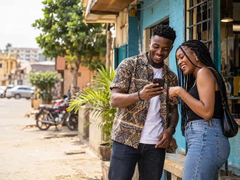 Deux personnes consultent une campagne devant une boutique